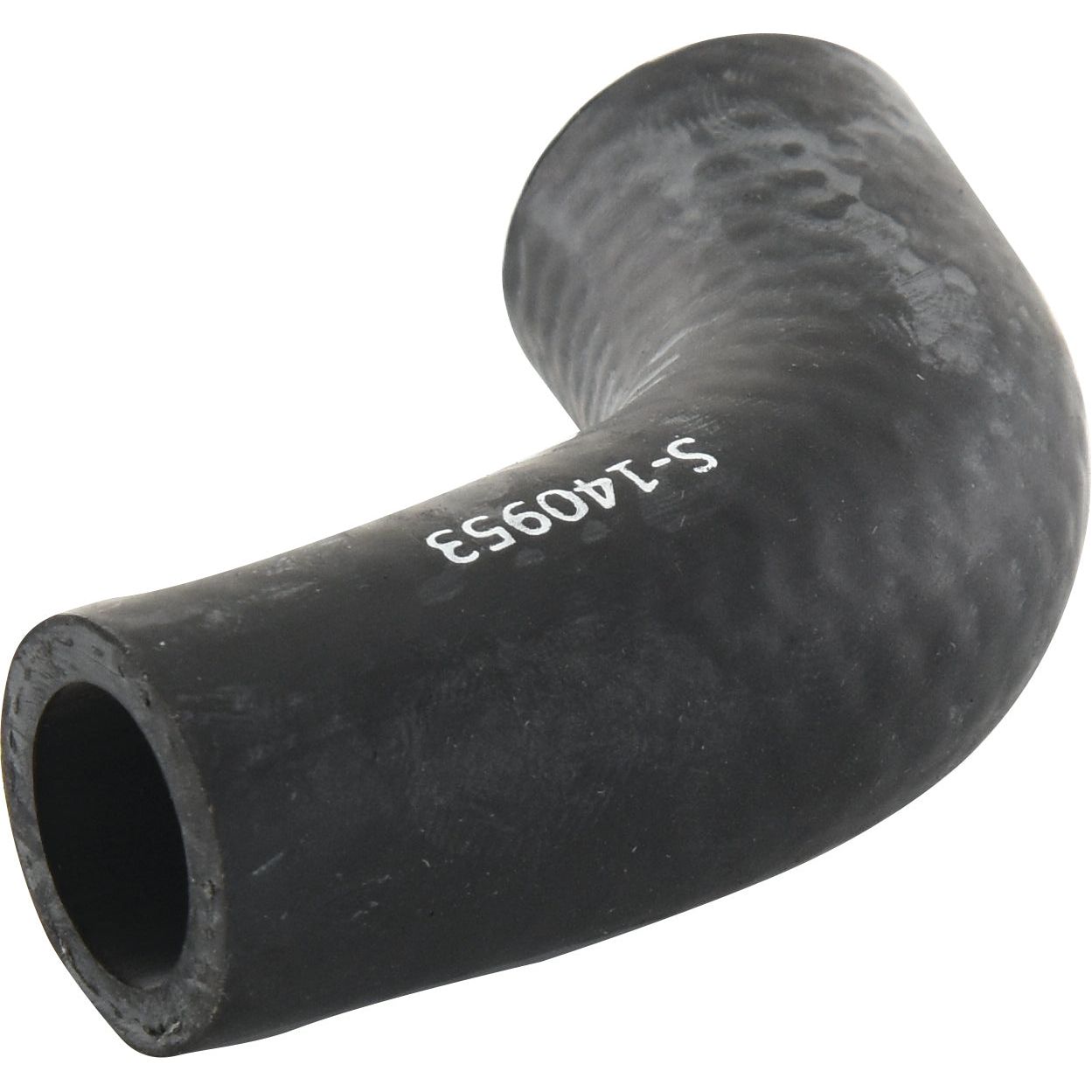 A black rubber inlet hose with a bend, inscribed with "S.140953" in white, is compatible with John Deere and features an inner diameter of 16mm at both ends.