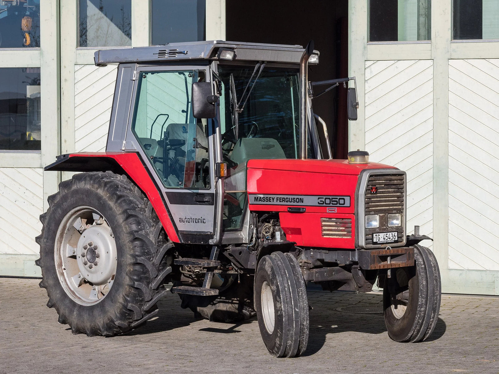 4WD Massey Ferguson 3050 Red Tractor