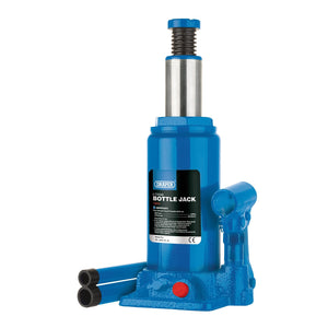 A Draper BJ8-B hydraulic bottle jack, finished in blue and with an 8-tonne capacity, features an adjustable height and handle. It comes equipped with two pump rods attached to the base and meets the EN1494 standard.