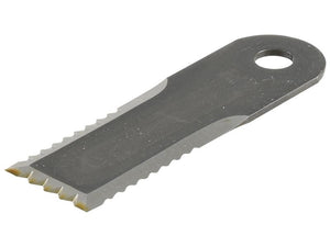 The Sparex Straw Chopper Blade – Serrated, measuring 173 x 50 x 4mm, features a silver metal scraper blade with a slightly curved edge on one side and an 18mm hole near the top end for attachment. Suitable for fitting as: 89833966 (Sparex Part Number: S.131013).