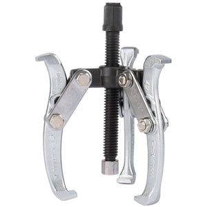 Introducing the Draper Triple Leg Reversible Puller, model N133, with a 102mm reach and a 110mm spread. This high-quality tool features three adjustable, reversible legs and a central screw designed for efficient removal of gears or bearings from a shaft. Crafted from durable carbon steel, this puller guarantees reliable performance under demanding conditions.