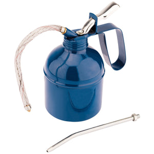 The Draper Force Feed Oil Can, 500ml - 027-3 by Draper, is a blue oil can with a handle. It features a transparent flexible hose attached to the spout and comes with a separate metal nozzle lying beside it.