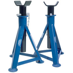 The Draper Expert Axle Stands, 2 Tonne (Pair) - AS2000 by Draper are designed to support vehicles with their robust metal construction of heavy-duty carbon steel. Each blue stand features a capacity of 2000kg, a black adjustable saddle, and a stabilizing base with three legs.