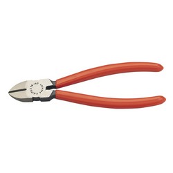 The Draper Knipex 70 01 160 Sbe Diagonal Side Cutter, 160mm - 70 01 160 SBE is a pair of professional-quality diagonal cutting pliers with red insulated handles, featuring induction-hardened edges and conforming to DIN ISO 5749 standards.