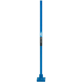 The Draper Expert Tarmac Tamper With Steel Shaft, weighing 4.5Kg, features a flat blade at the bottom for breaking up hard ground or soil. Its durable tubular steel handle and black grip in the middle ensure reliability for tough jobs, thanks to its expert quality craftsmanship.