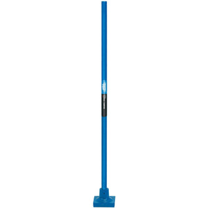 The Draper Expert Tarmac Tamper With Steel Shaft, weighing 4.5Kg, features a flat blade at the bottom for breaking up hard ground or soil. Its durable tubular steel handle and black grip in the middle ensure reliability for tough jobs, thanks to its expert quality craftsmanship.