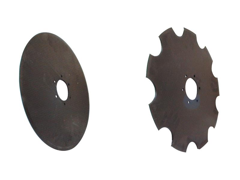 Two metal discs: one solid with a smooth edge on the left, and one with a notched edge on the right, both featuring center holes for mounting. The notched disc is a Coulter disc 18'' (Dowdeswell) from Sparex, which has a bore of 80mm and includes six holes compatible with Sparex Fasteners, specifically fitting as S.77353.