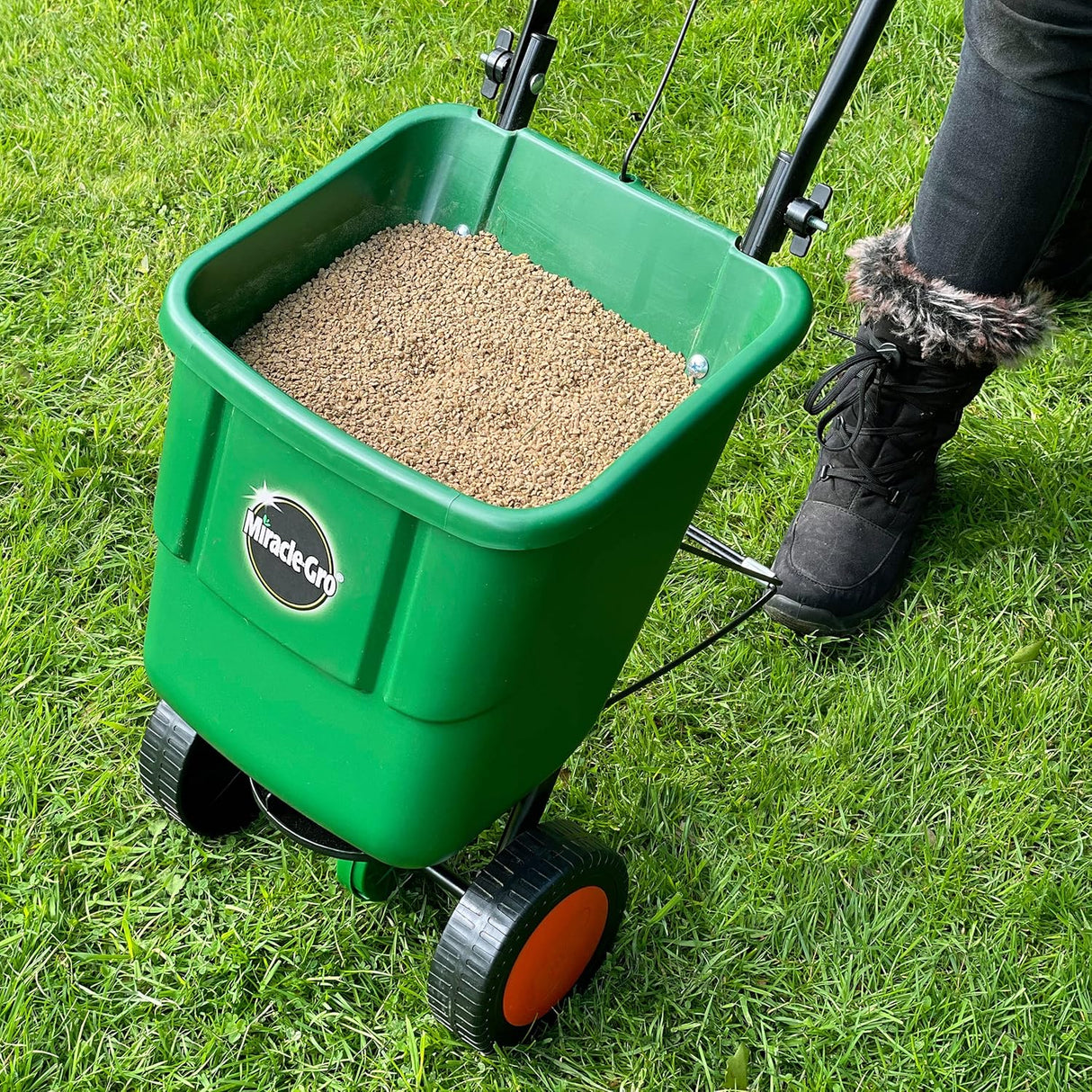 Miracle-Gro Rotary Fertiliser Spreader – 3m Coverage for Large Lawns | EG121040