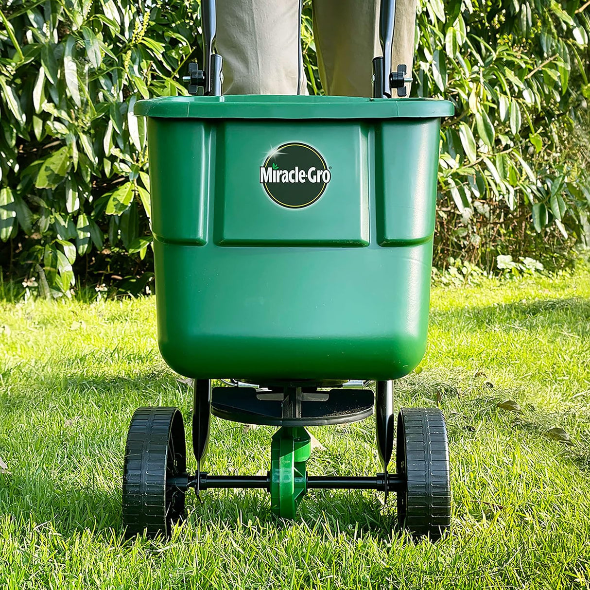 Miracle-Gro Rotary Fertiliser Spreader – 3m Coverage for Large Lawns | EG121040