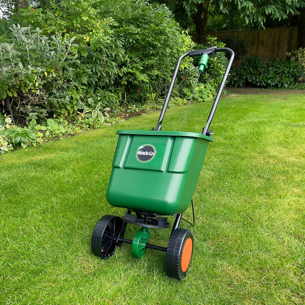 Miracle-Gro Rotary Fertiliser Spreader – 3m Coverage for Large Lawns | EG121040