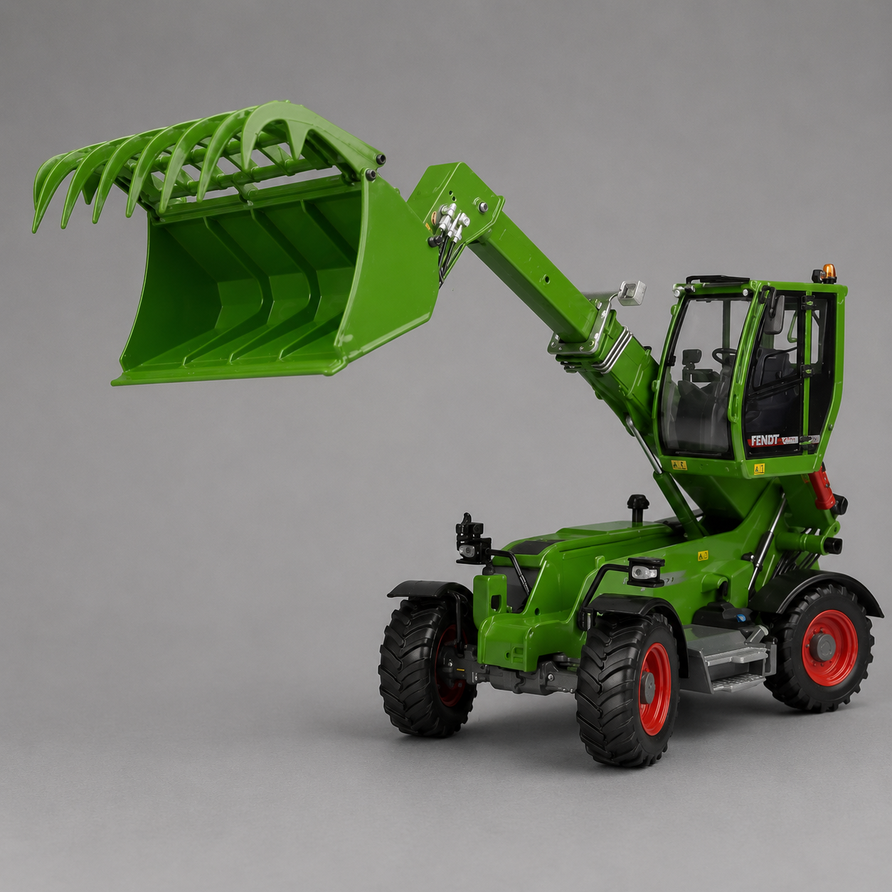 Fendt Cargo T955 1:32 Scale Collector’s Model – Die-Cast Construction | X991021003000