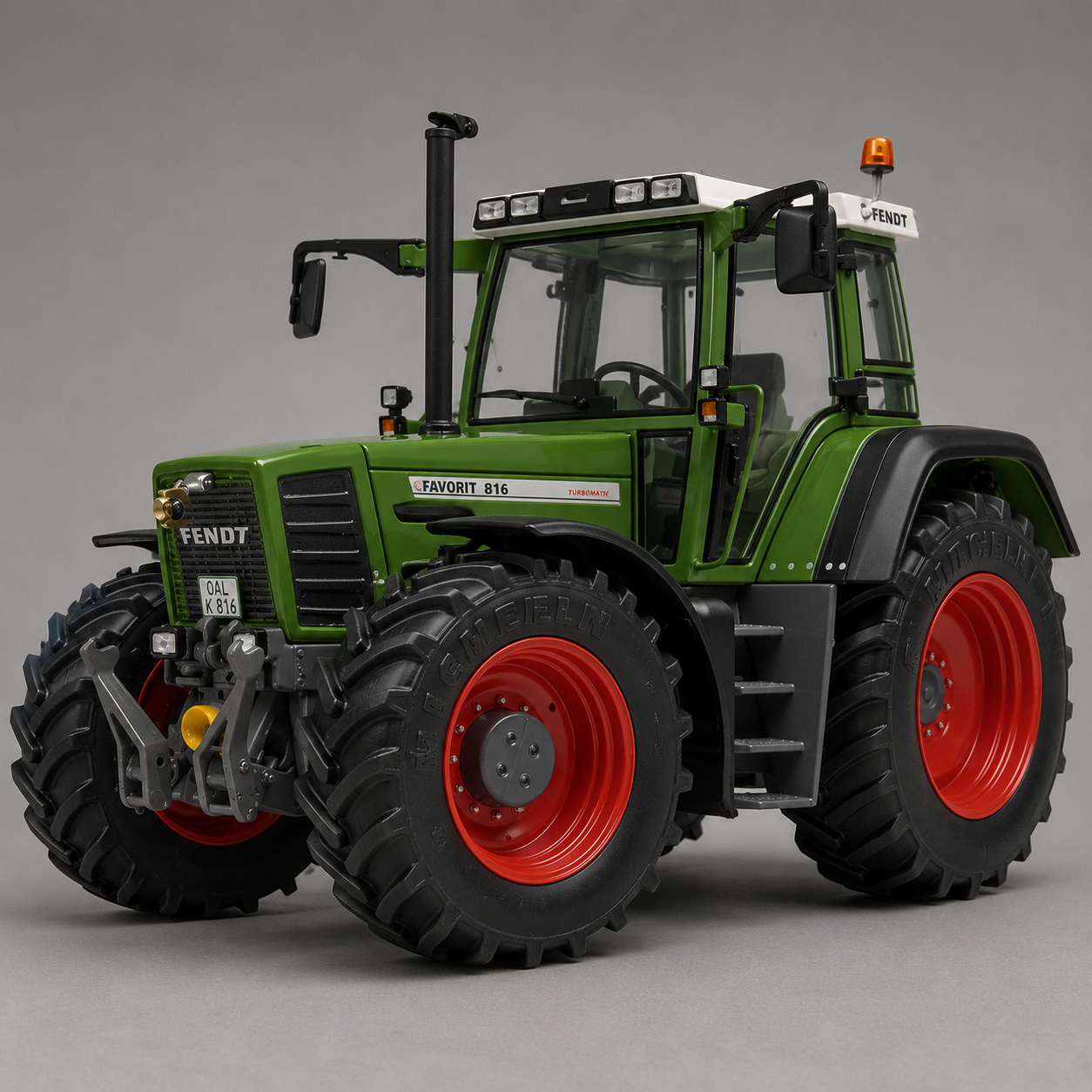 Fendt Favorit 816 (1993-1996) 1:32 Scale Collector’s Model | X991021025000