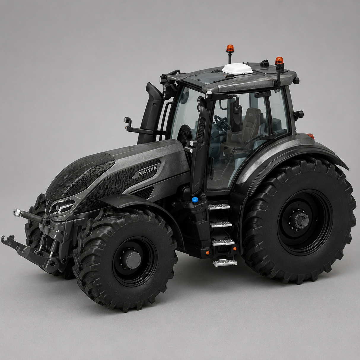 Valtra Q305 Titanium Grey – 1:32 Scale Collector’s Model | V42803520