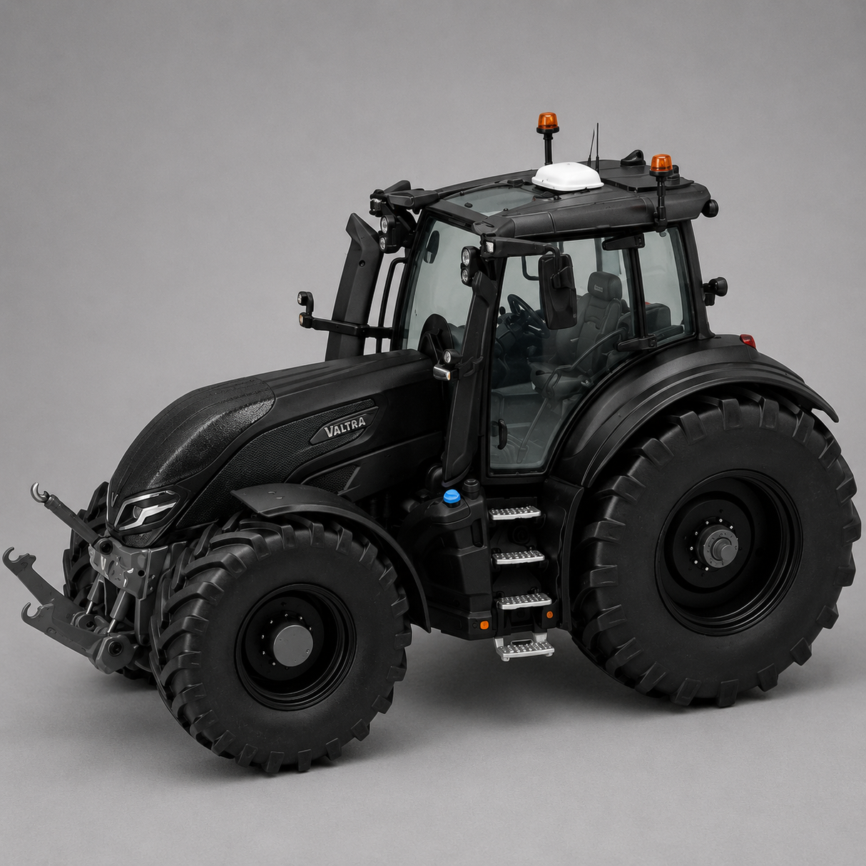 Valtra Q305 Black Matt – 1:32 Scale Model | V42803500 | Collector’s Edition