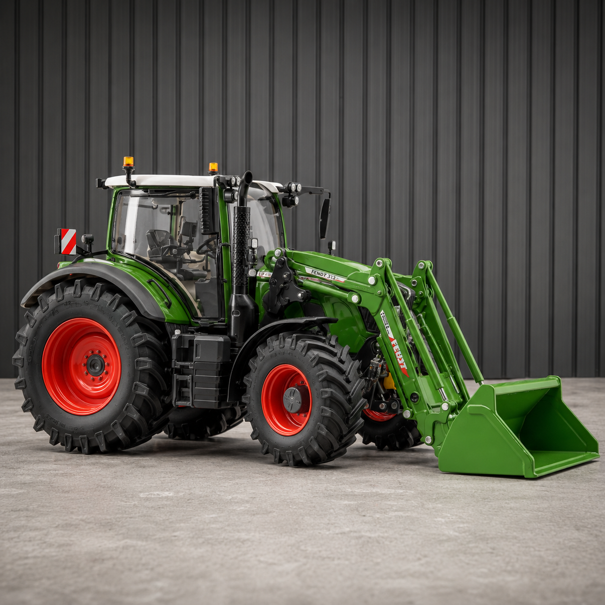 Fendt 724 Vario 1:32 Scale Model – With Functional Front Loader | X991022222000