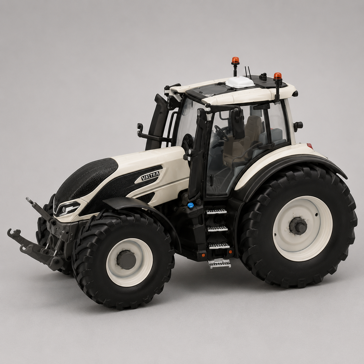 Valtra Q305 Pearl White – 1:32 Scale Collector’s Model | V42803510