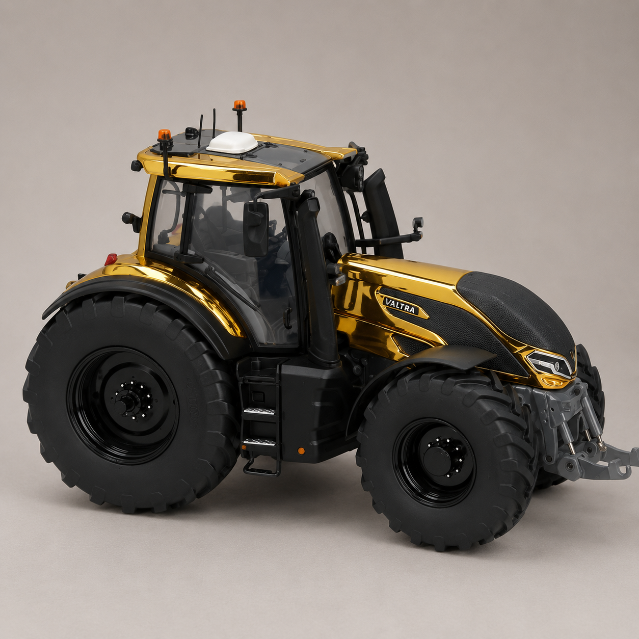 Valtra Q305 Gold Limited Edition – 1:32 Scale Model | V42803530