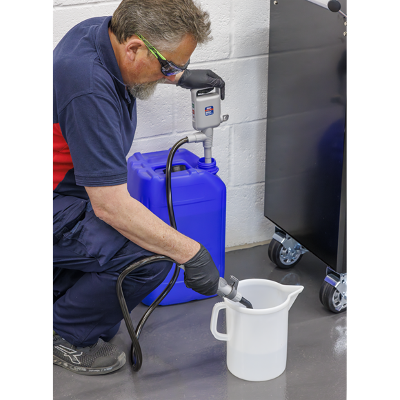 Sealey Battery Operated Fluid Transfer Pump with Nozzle SE TP81