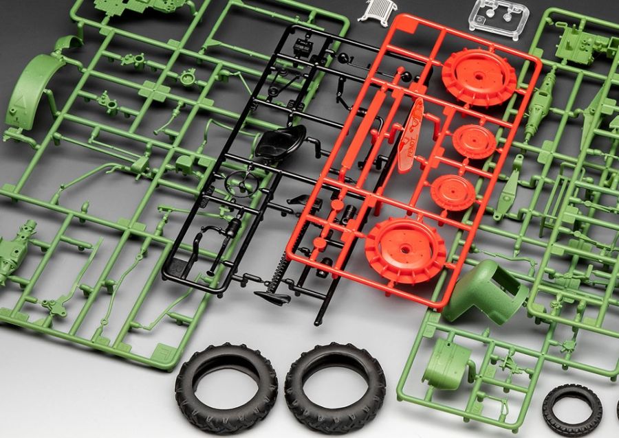 Fendt F 20 Dieselross 1:24 Scale Tractor Model Kit by Revell | AG-X991021121000