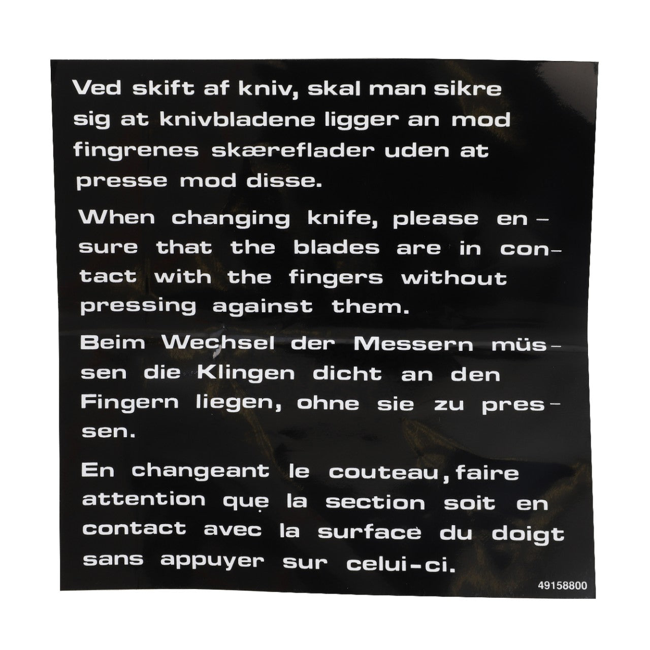 Multilingual safety instructions in the current product description for the AGCO | DECAL - D49158800 advise users to avoid pressing against knife blades with their fingers when changing the knife. No exceptions should be made to ensure proper handling and increased safety.