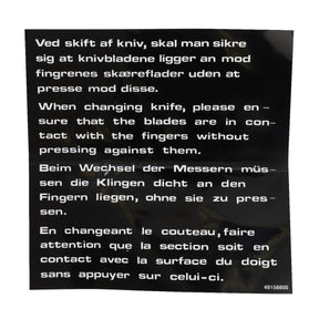 Multilingual safety instructions in the current product description for the AGCO | DECAL - D49158800 advise users to avoid pressing against knife blades with their fingers when changing the knife. No exceptions should be made to ensure proper handling and increased safety.