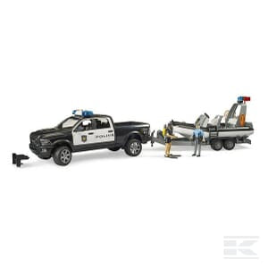 A Bruder RAM 2500 Police pick-up, part number U02507, towing a boat on a trailer with two toy figures standing beside it. Check the product dimensions and EAN for more details or refer to the part number on the packaging.