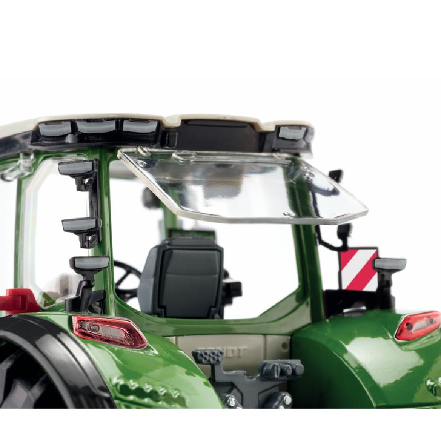 Fendt 832 Tractor 1:32 Scale Model - X991024001000