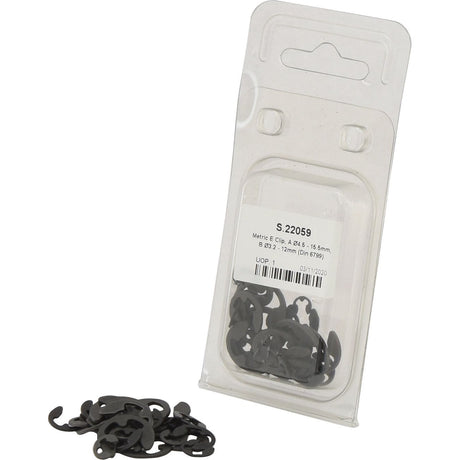 A clear plastic package, branded as Sparex and labeled "S.22059," contains multiple black metric E-clips of various sizes (A Ø4.5 - 15.5mm, B Ø3.2 - 12mm) in compliance with DIN 6799 standards, with some clips scattered in front. The package is an Agripak containing 36 pieces.
