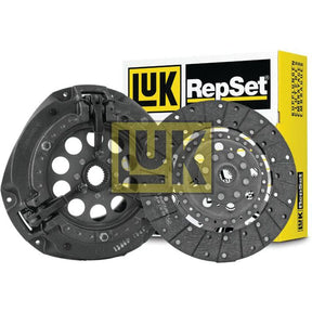 Sparex Clutch Kit without Bearings - S.146822 with packaging box. The kit includes a clutch pressure plate, a cast iron flywheel, and an organic loose disc. The brand logo "Sparex" is visible on the box and all components.