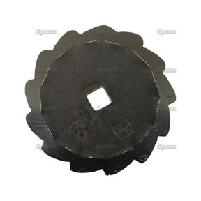 A circular, black metal disk with scalloped edges and a square central hole, the Feeder Wagon Knife Ø94mm model KD1560635 (Sparex Part No. S.106417) is perfect for your Sparex equipment.
