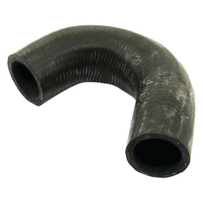 A bent, black rubber inlet hose with a corrugated surface, perfect for the Landini 7860, can be securely fastened with a Sparex hose clip. This Sparex inlet hose has an inner diameter of 28mm at both ends and is identified by the part number S.41824.