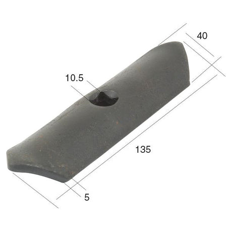 The Sparex Reversible point, measuring 135 mm by 40 mm with a thickness of 5 mm and featuring a hole diameter of Ø 10.5mm, identified as Sparex Part No. S.77246, is compatible with Kongskilde VARIOUS models under the reference number 01200229.