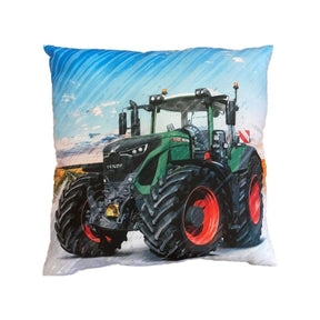 The AGCO Fendt - Deco-Pillow: Fendt 942 Vario (X991021114000) features a vibrant image of a green and black Fendt 942 Vario tractor with large red wheels against a blue sky background, in a 40 x 40 cm square design.